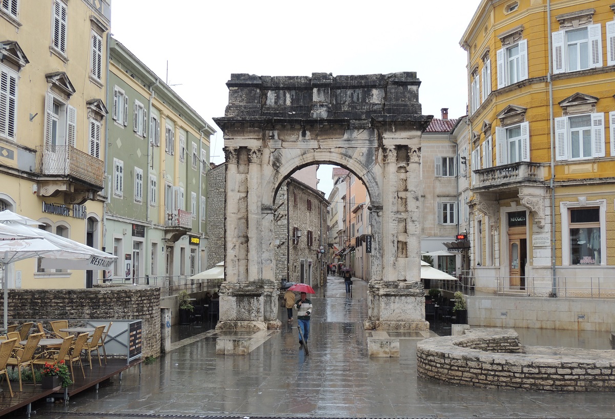 Arch of the Sergii, Pula